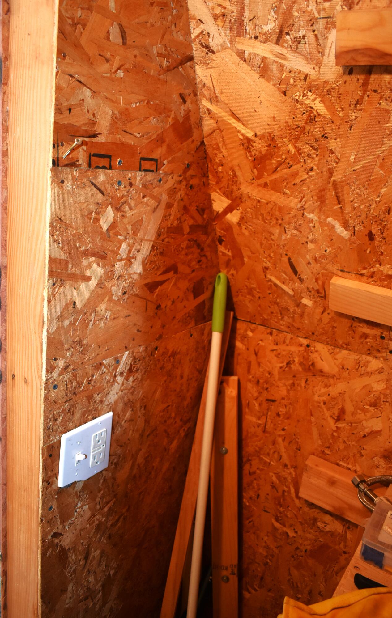 8401 Old Stage Road, Unit 33 Central Point, OR 97502 - Photo 39 of 43 ELECTRICITY/LIGHTING IN SHED