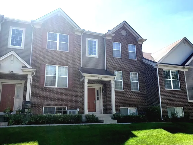 $2,890 | 928 Charlton Lane, Naperville, IL 60563