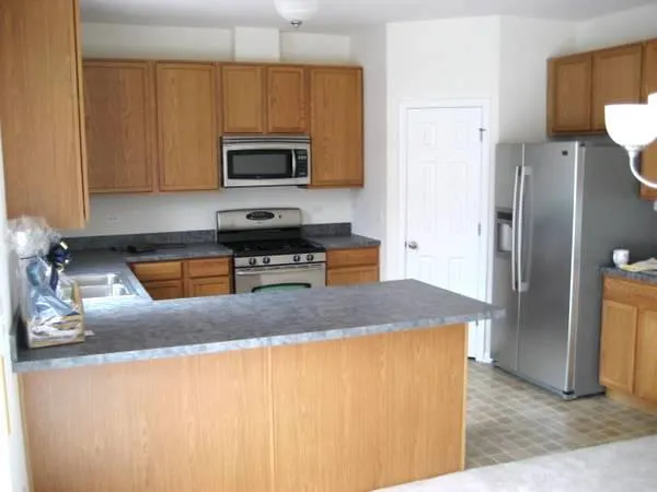 $2,890 | 928 Charlton Lane, Naperville, IL 60563