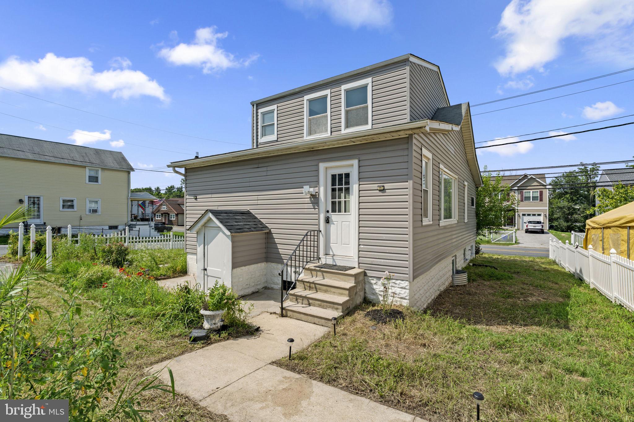 800 North Point Road Baltimore, MD 21224 - Photo 30 of 40 a front view of a house with garden