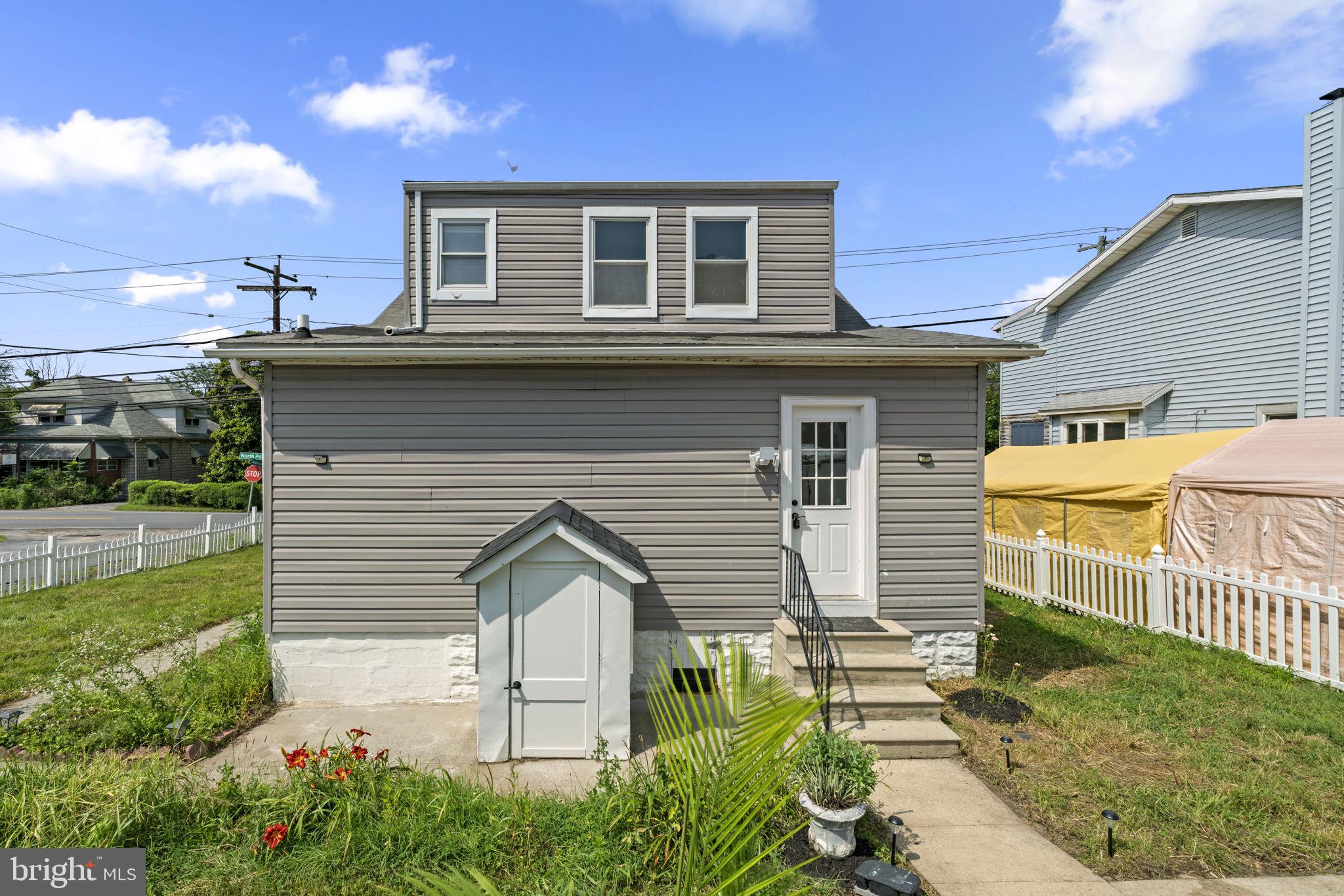 800 North Point Road Baltimore, MD 21224 - Photo 31 of 40 a front view of a house with a yard