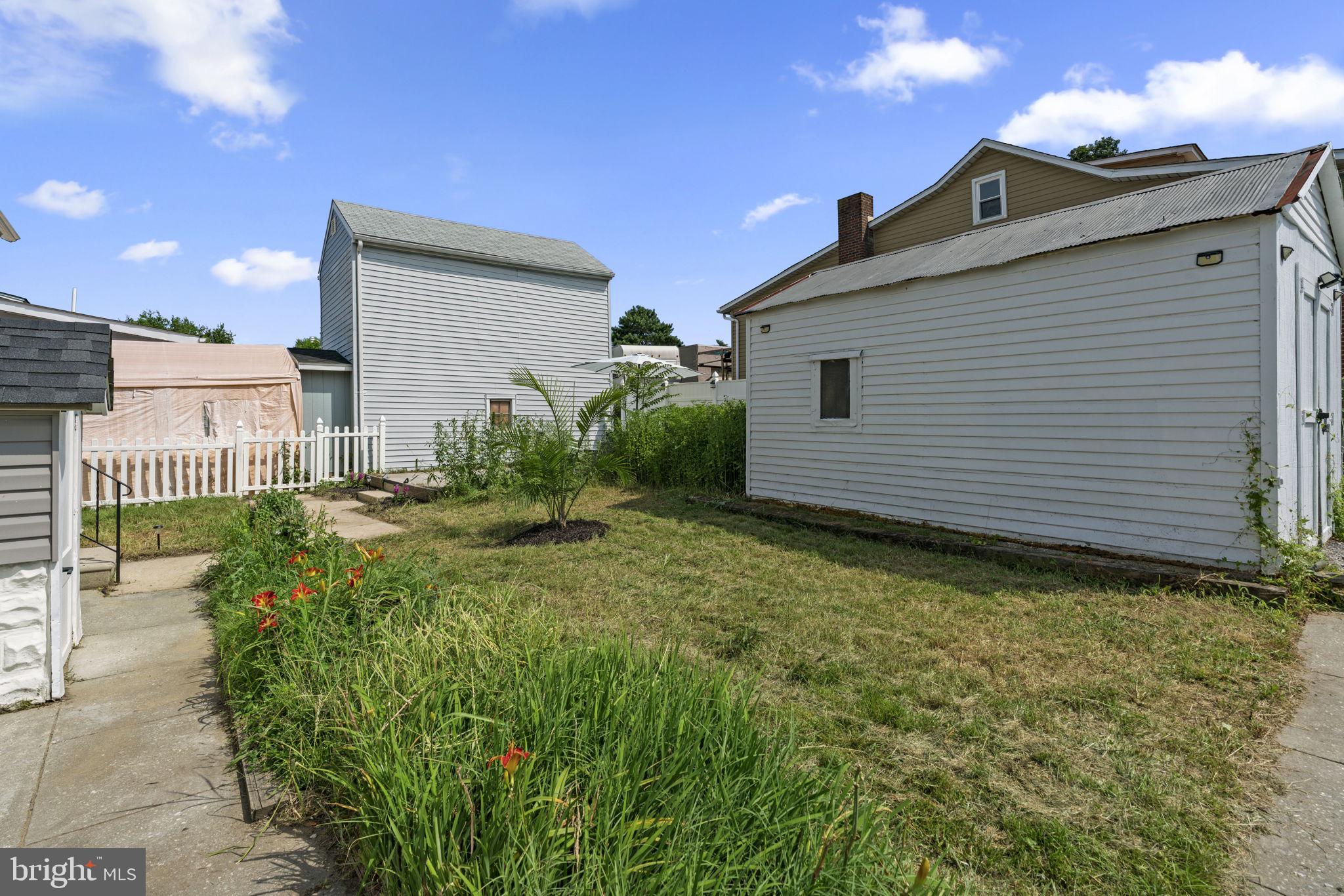 800 North Point Road Baltimore, MD 21224 - Photo 35 of 40 a bathroom with a sink and mirror
