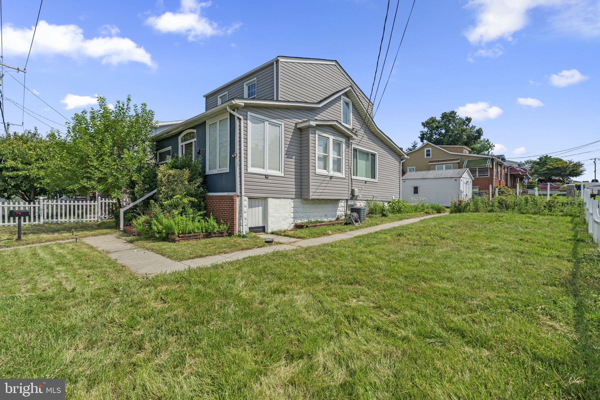 800 North Point Road Baltimore, MD 21224 - Photo 36 of 40 a front view of a house with a yard