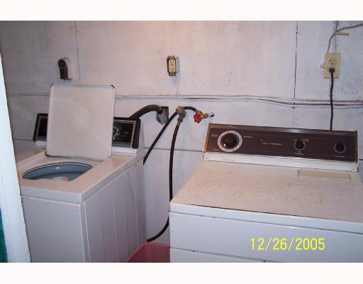 1224 2nd Street Corpus Christi, TX 78404 - Photo 4 of 8 a utility room with dryer and washer