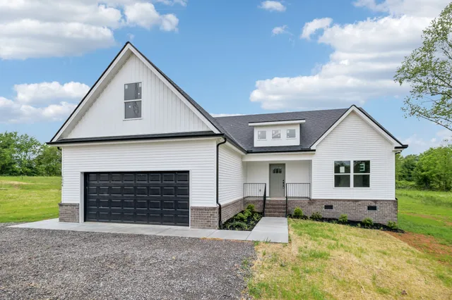 a view of a house with backyard and garden