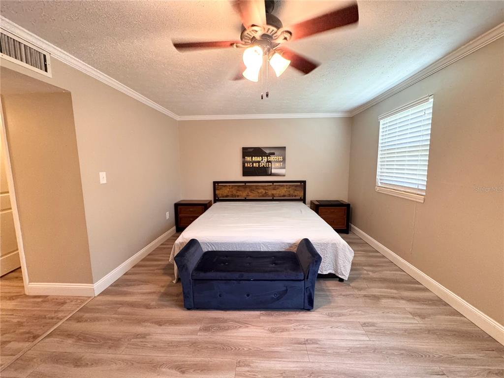 4318 Lake Underhill Road, Unit 17 Orlando, FL 32803 - Photo 8 of 12 a bed room with a bed and a window