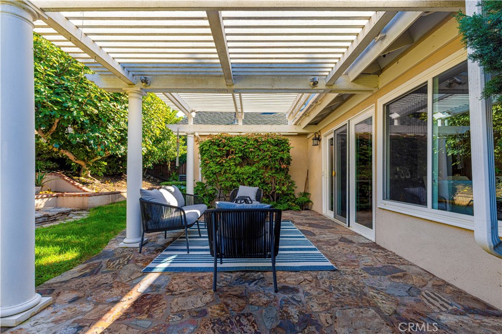13 Grant Irvine, CA 92620 - Photo 24 of 27 a living room filled with furniture and a potted plant