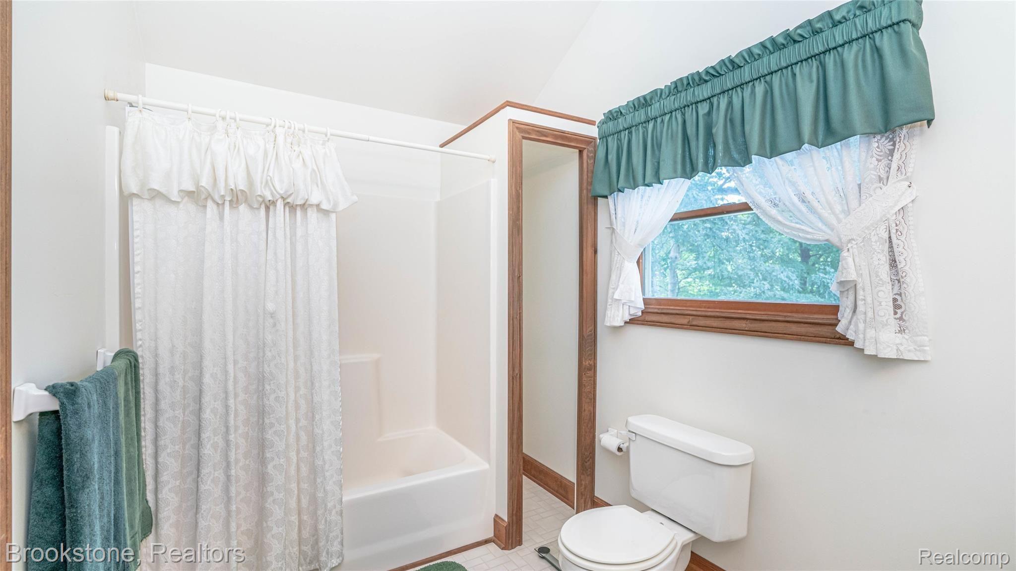 2960 Culbertson Avenue Rochester, MI 48307 - Photo 25 of 34 043_43.jpg