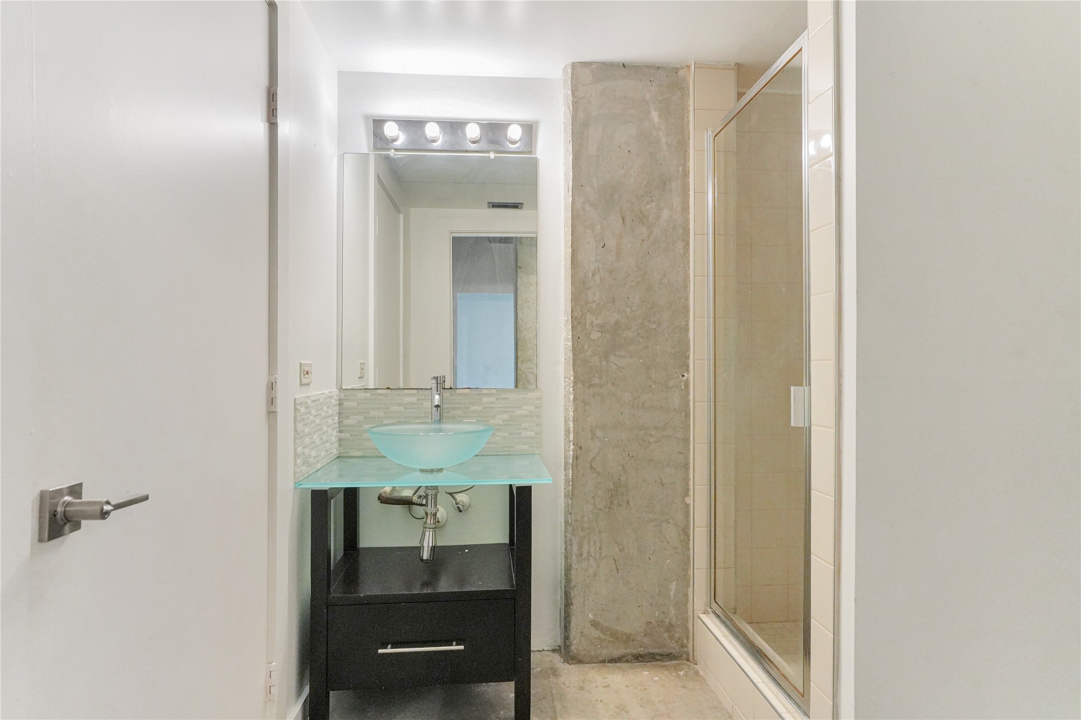 2000 Bagby Street, Unit 2401 Houston, TX 77002 - Photo 19 of 39 a bathroom with a sink and a mirror