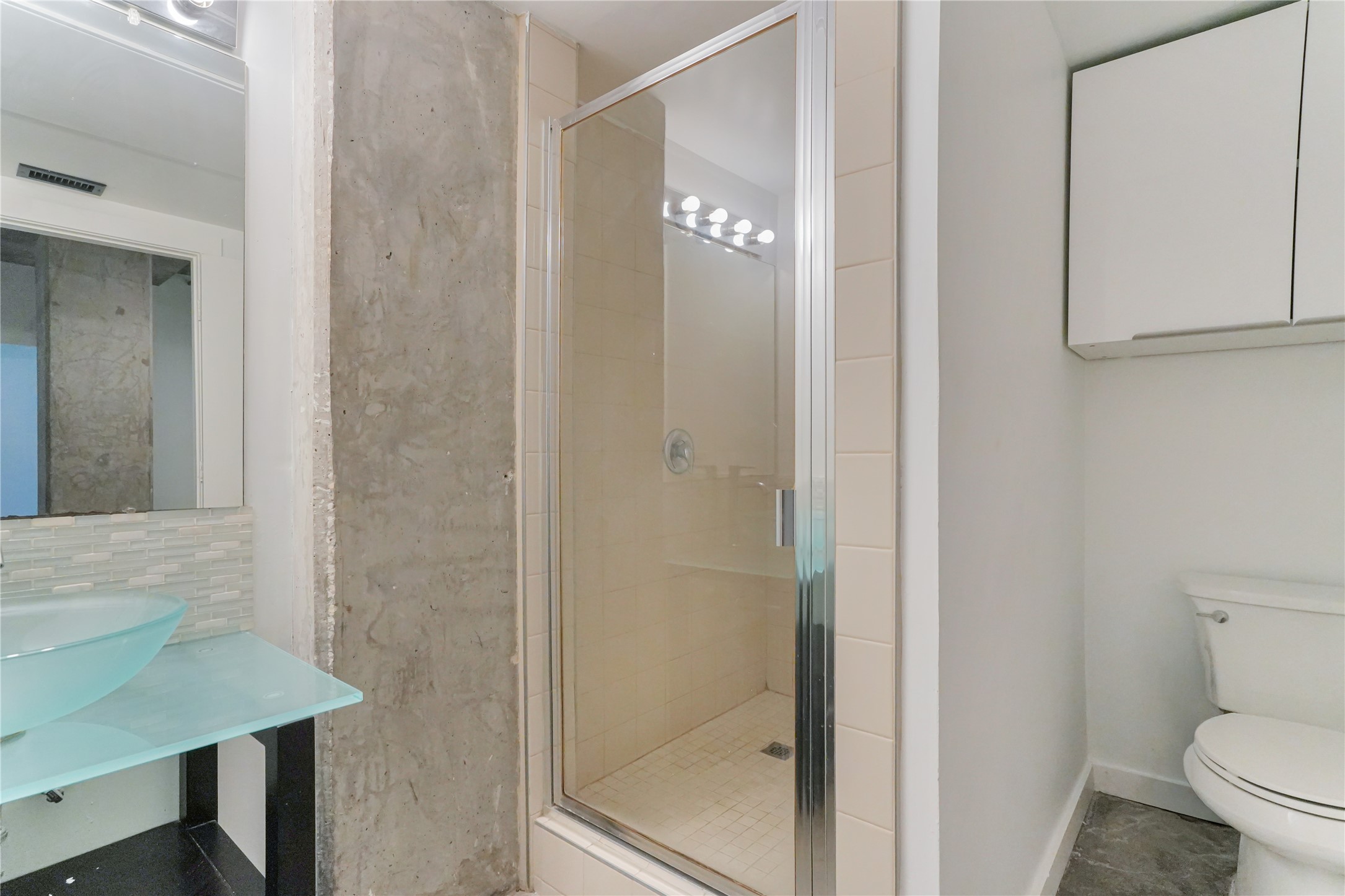 2000 Bagby Street, Unit 2401 Houston, TX 77002 - Photo 20 of 39 a bathroom with a toilet a sink and shower