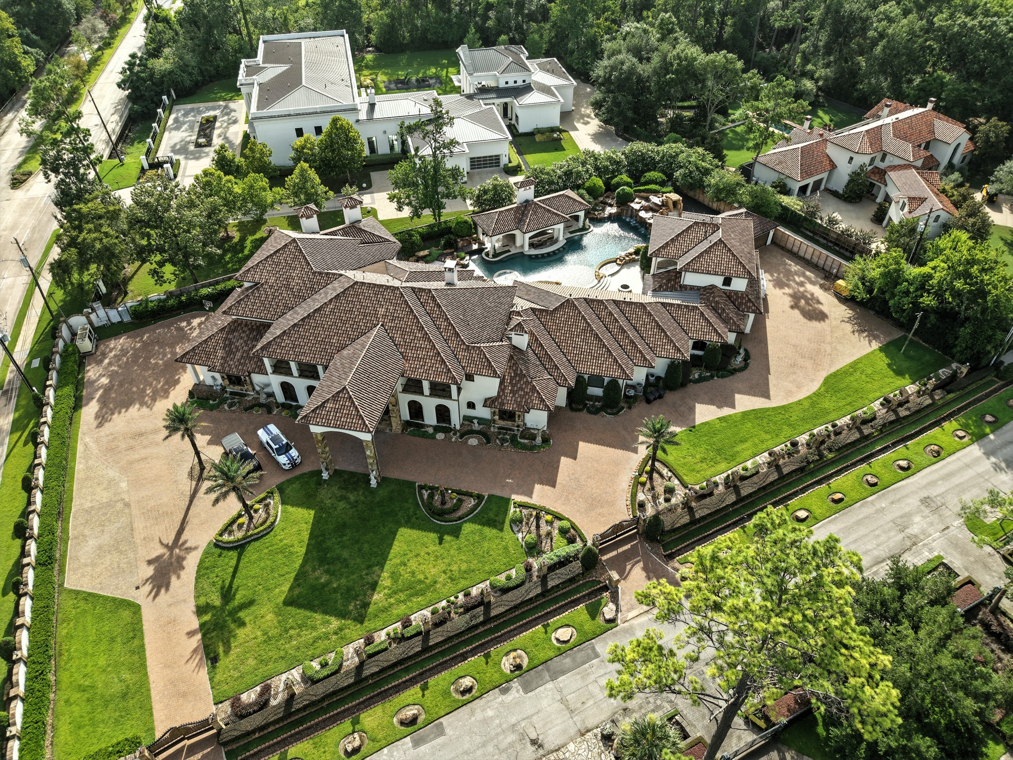 701 West Friar Tuck Lane Houston, TX 77024 - Photo 42 of 43 an aerial view of a house with a garden