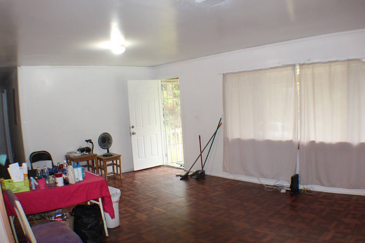 18-1248 Thorne Parkway Mountain View, HI 96771 - Photo 6 of 14 a view of front door with workspace
