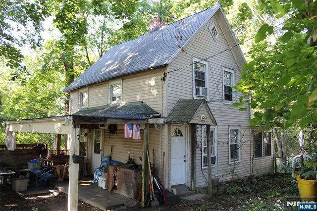 $399,999 | 668 River Road, New Milford, NJ 07646