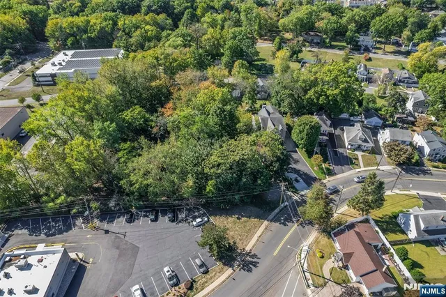 $399,999 | 668 River Road, New Milford, NJ 07646