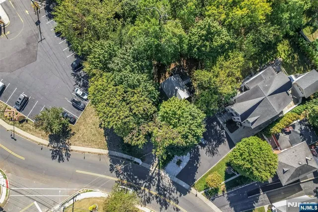 $399,999 | 668 River Road, New Milford, NJ 07646