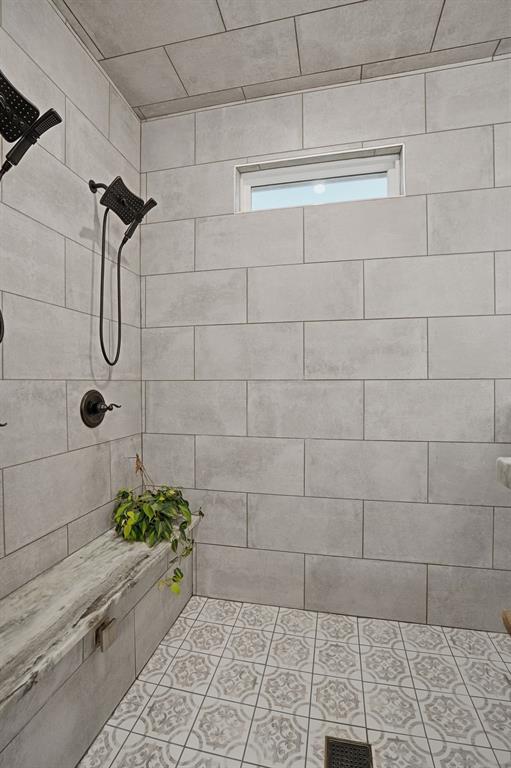 10210 Finch Road Sanger, TX 76266 - Photo 20 of 39 Jack and Jill shower
