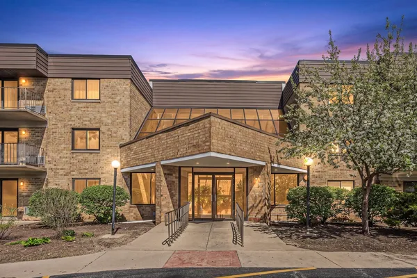 $189,900 | 5600 Astor Lane, Unit 320, Rolling Meadows, IL 60008