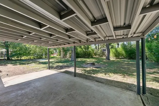 a view of a backyard