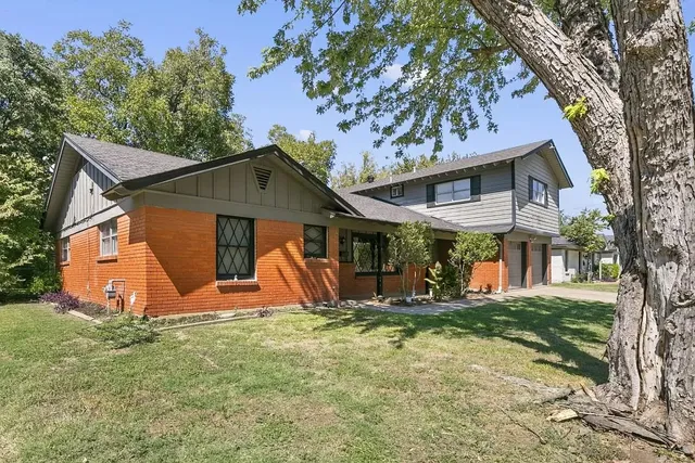 a view of a small house with a yard