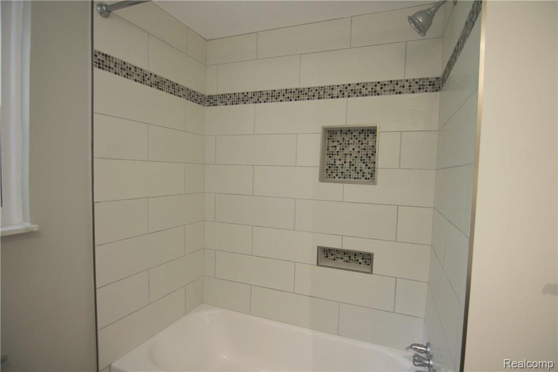 471 West Maryknoll Road Rochester, MI 48309 - Photo 25 of 33 Second Floor Main Bath Newly renovated view 2