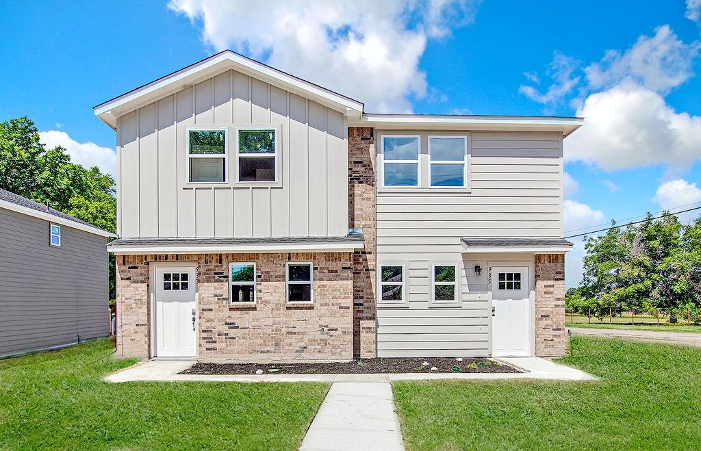 935 River Road Fort Worth, TX 76114 - Photo 1 of 1 a front view of a house with a yard