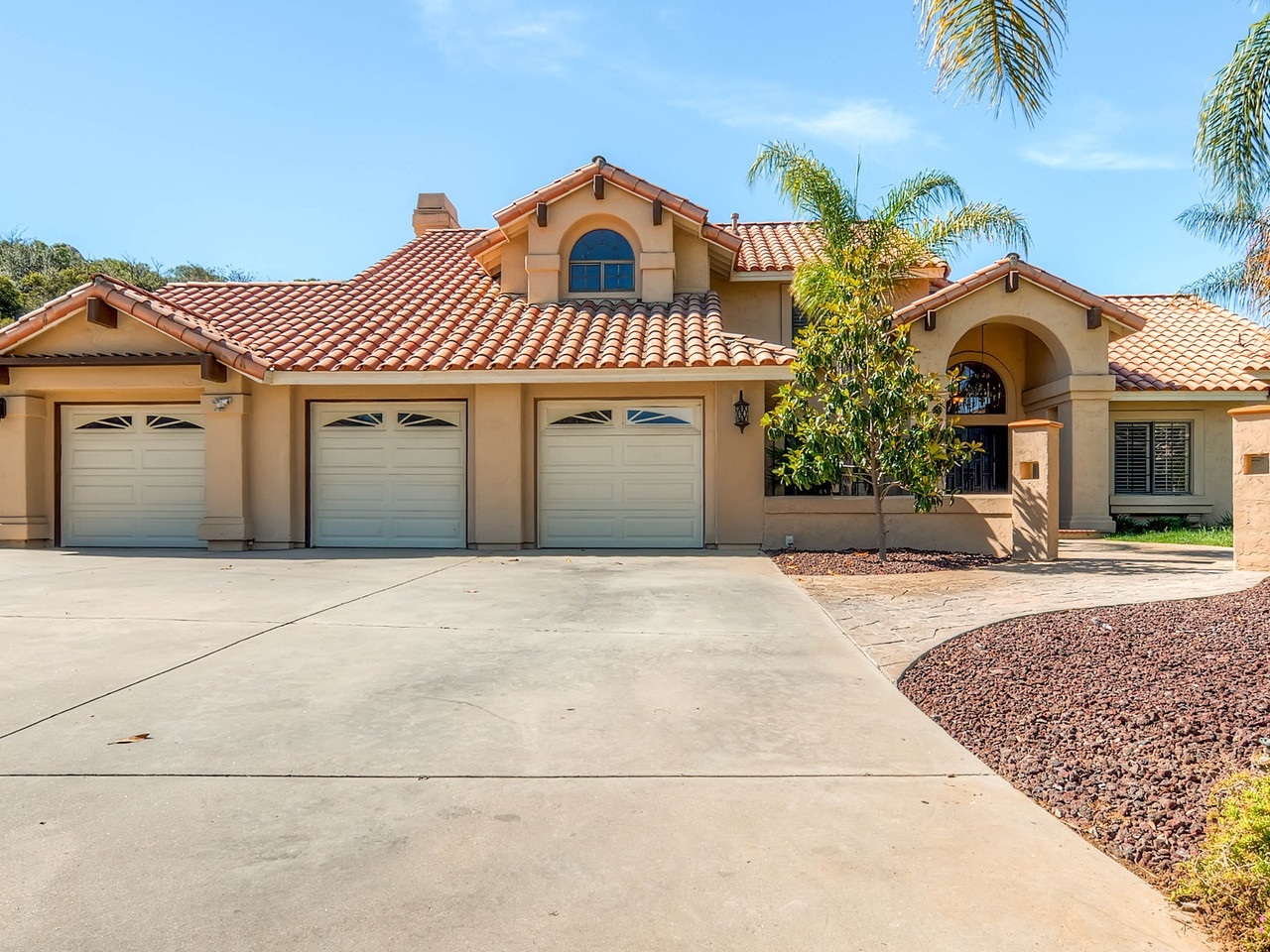 8975 Summerhill Point Alpine, CA 91901 - Photo 2 of 25 Gallery Image 2