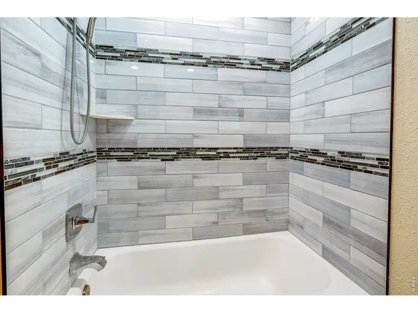 a view of an empty room with ceiling fan