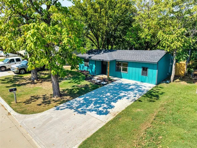 a view of a house with yard and tree s