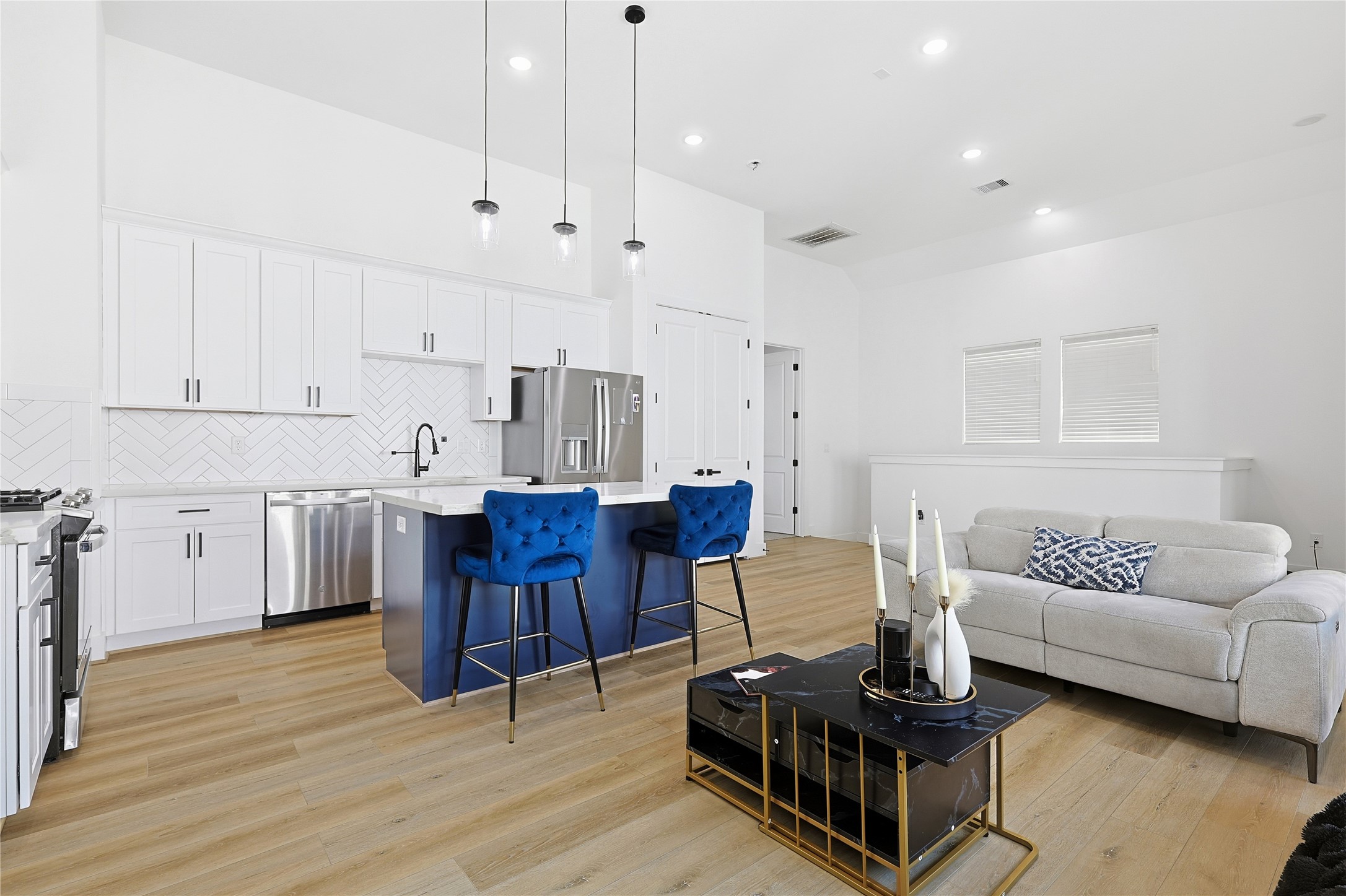 107 West Whitney Street, Unit C Houston, TX 77018 - Photo 5 of 27 a living room with furniture and a wooden floor