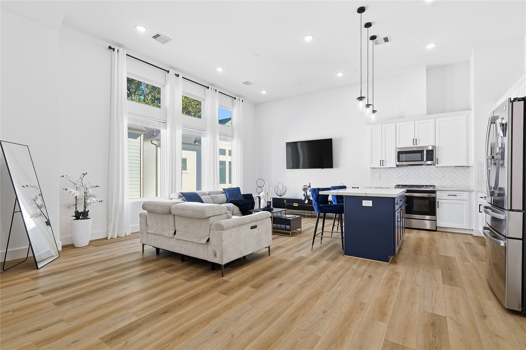 107 West Whitney Street, Unit C Houston, TX 77018 - Photo 8 of 27 a living room with furniture and a flat screen tv