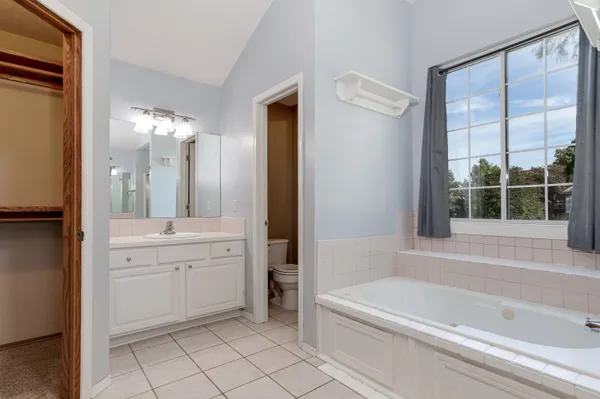 $325,000 | 405 East Lakecrest Drive, Andover, KS 67002