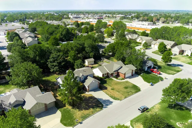 $325,000 | 405 East Lakecrest Drive, Andover, KS 67002