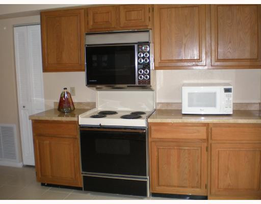 6133 Old Court Road, Unit 131 Boca Raton, FL 33433 - Photo 9 of 16 Kitchen