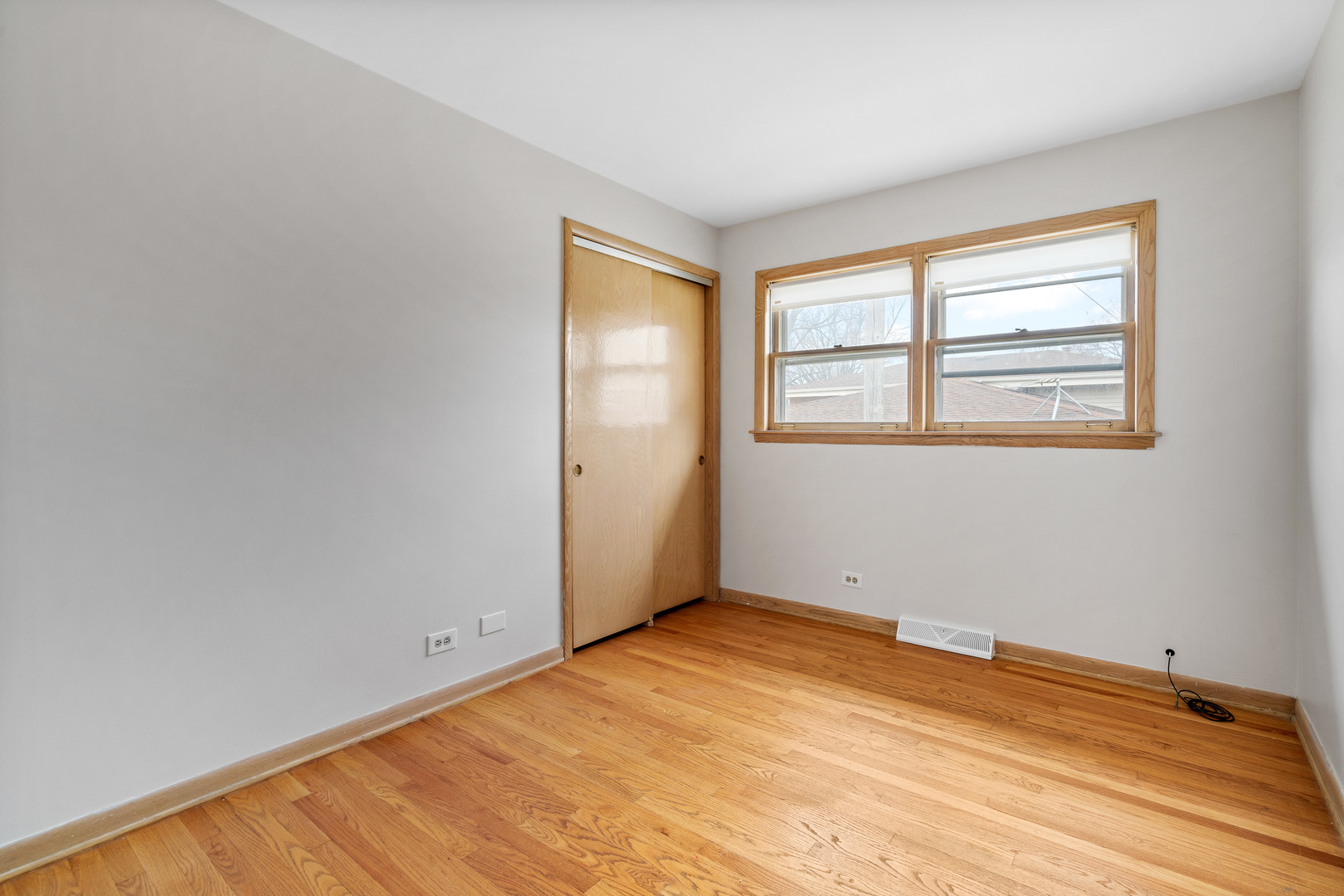 204 Dulles Road Des Plaines, IL 60016 - Photo 15 of 25 an empty room with a window