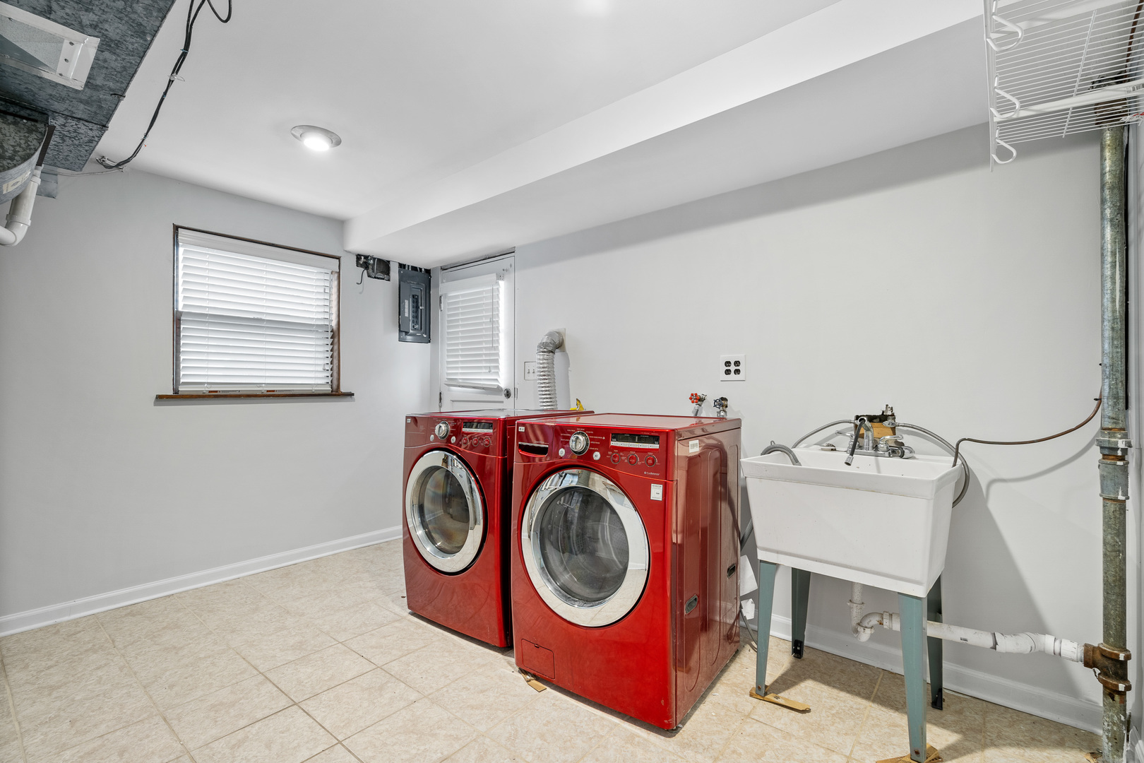 204 Dulles Road Des Plaines, IL 60016 - Photo 22 of 25 a utility room with dryer and washer
