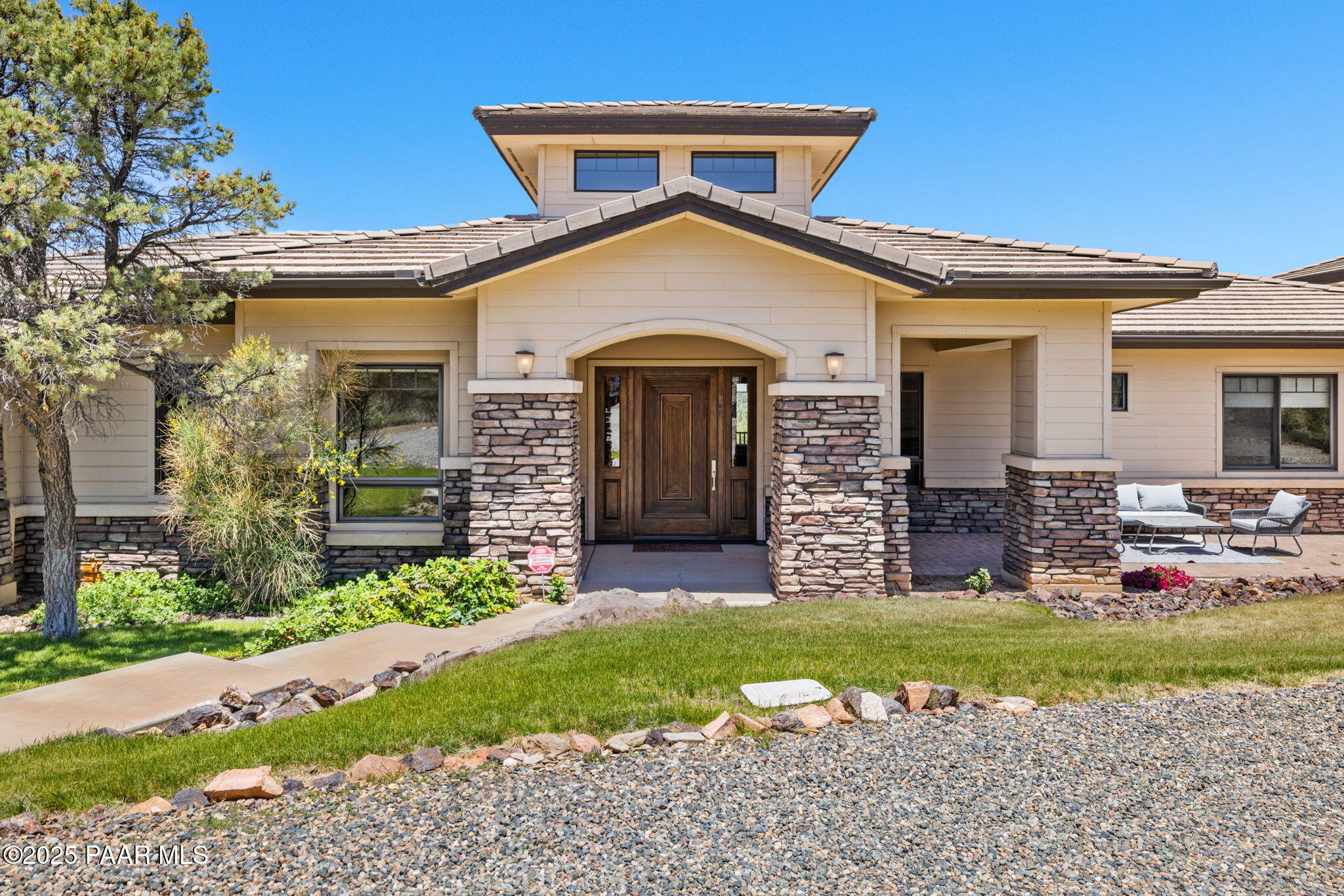 13175 North Bull Run Road Prescott, AZ 86305 - Photo 3 of 60 a front view of a house with garden