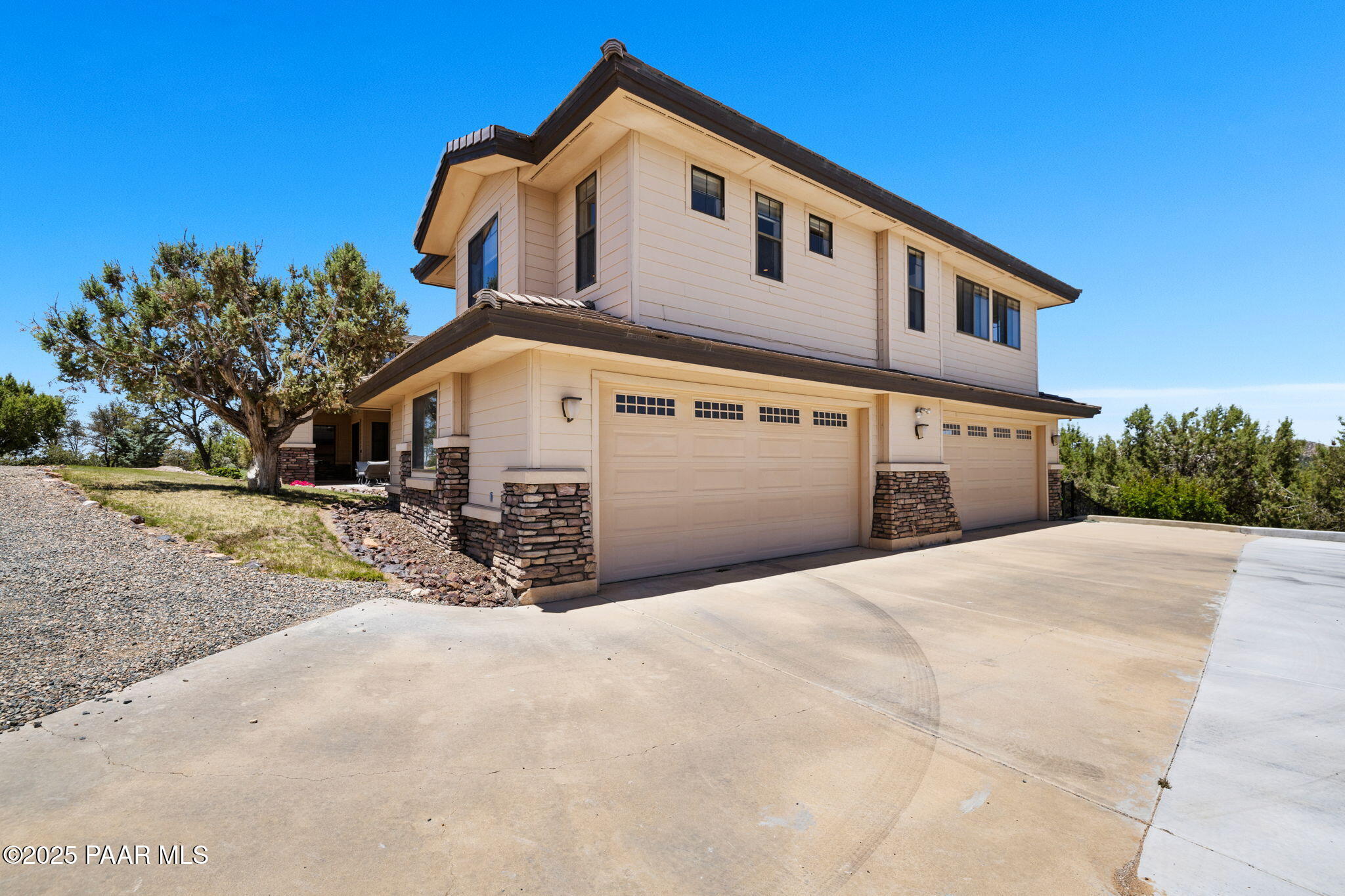 13175 North Bull Run Road Prescott, AZ 86305 - Photo 46 of 60 a front view of a house with a yard