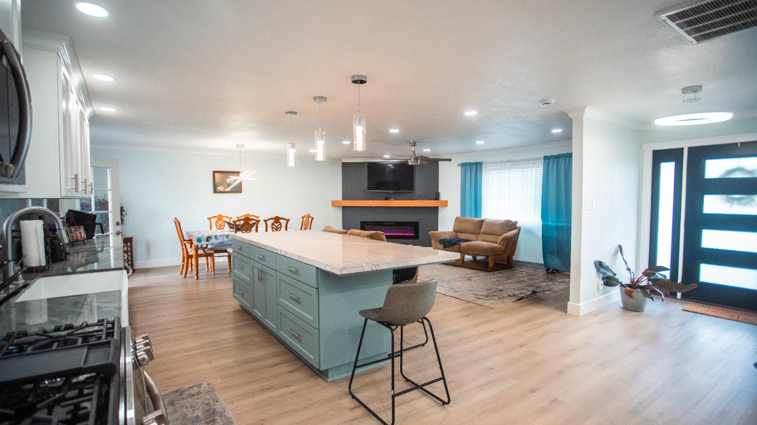 9115 East Southland Road Manteca, CA 95336 - Photo 4 of 52 a living room with furniture and a flat screen tv