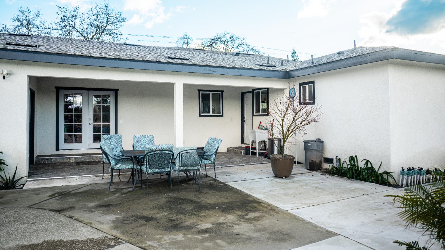 9115 East Southland Road Manteca, CA 95336 - Photo 47 of 52 a view of a patio with table and chairs