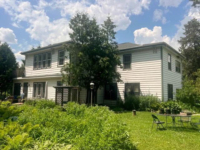 $1,995 | W379N5686 North Lake Road, Unit 1, Oconomowoc, WI 53066