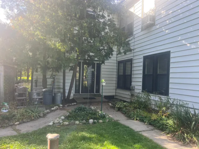 $1,995 | W379N5686 North Lake Road, Unit 1, Oconomowoc, WI 53066