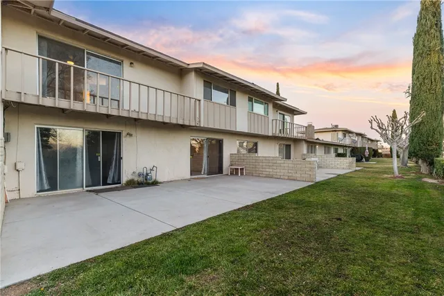 an empty room with windows and ceiling fan