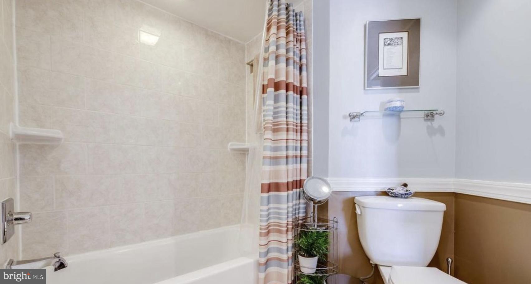 5505 Seminary Road, Unit 914N Falls Church, VA 22041 - Photo 4 of 29 a bathroom with a bathtub and toilet