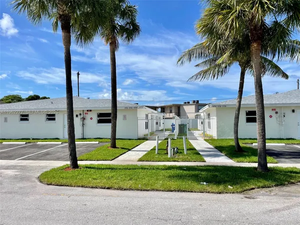 a view of a backyard with palm trees