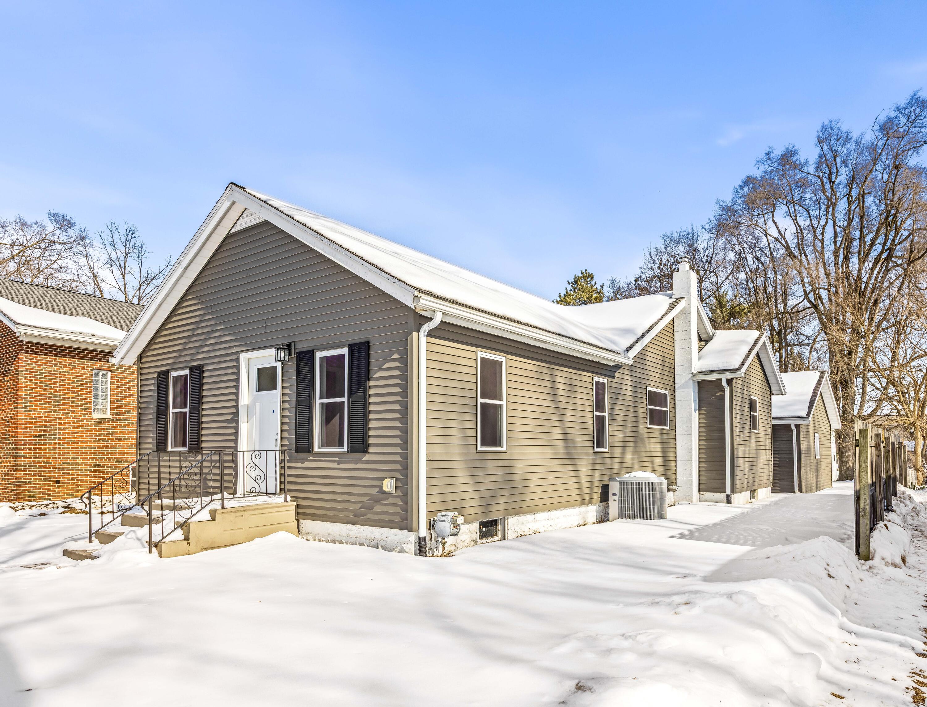 923 Wayne Street Jackson, MI 49202 - Photo 2 of 20 _P7A3632_E