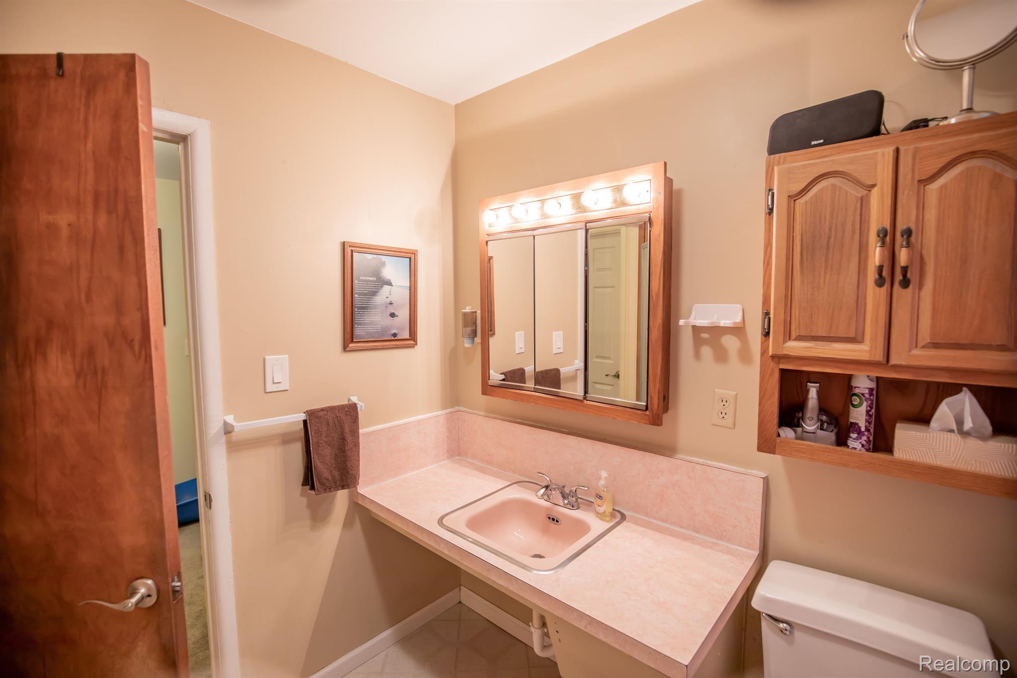 5020 Maybee Road Clarkston, MI 48346 - Photo 19 of 24 Full bath view 2 (.5 bath not pictured)