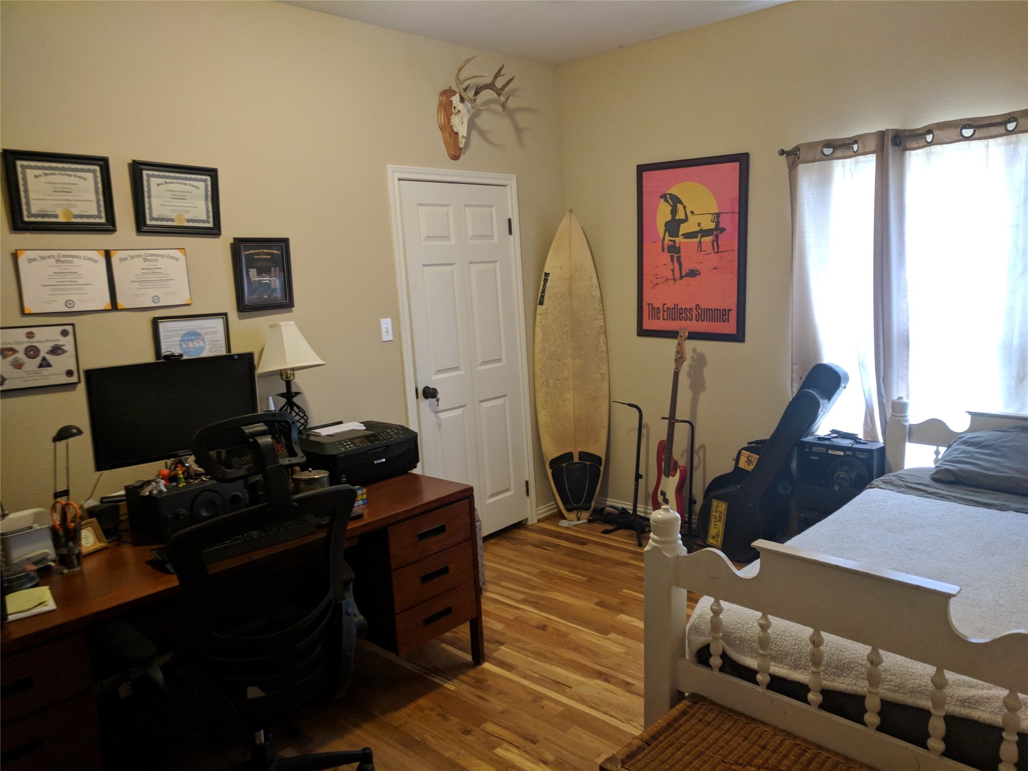 4615 Woodside Street Houston, TX 77023 - Photo 14 of 25 a room with furniture and musical instruments