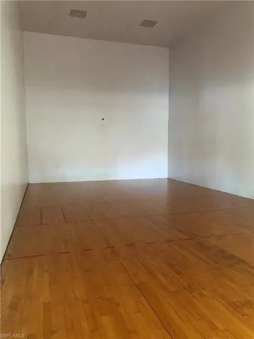 en empty room with an empty space