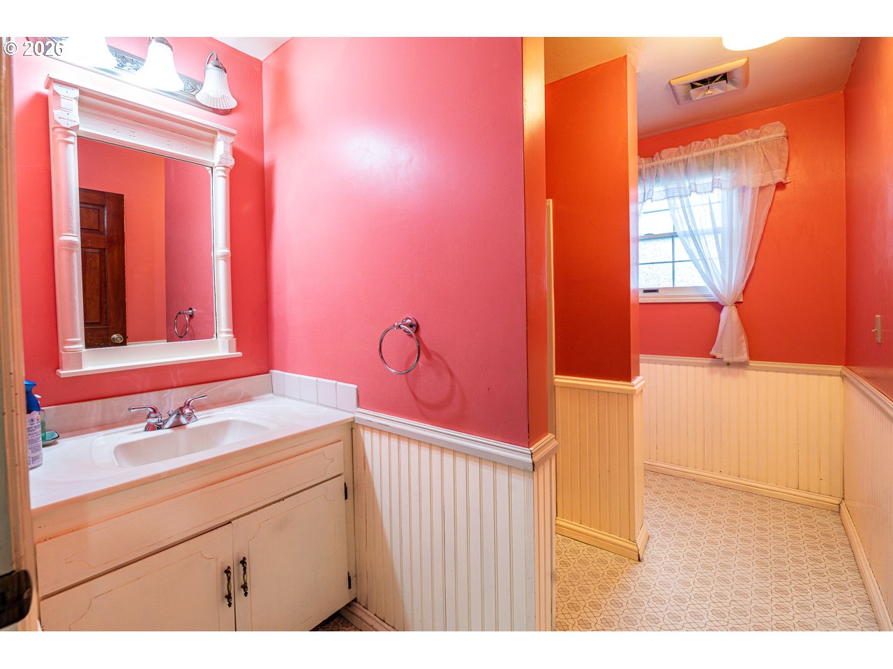 89805 Sprague Road Eugene, OR 97408 - Photo 18 of 48 a bathroom with a sink a vanity and a mirror