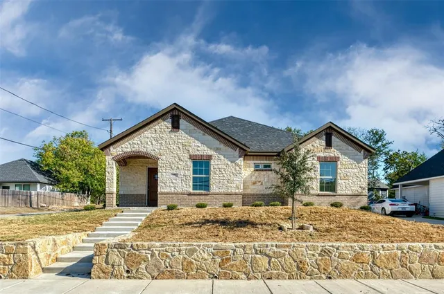 $335,000 | 701 Martin Luther King Junior Boulevard, Waxahachie, TX 75165